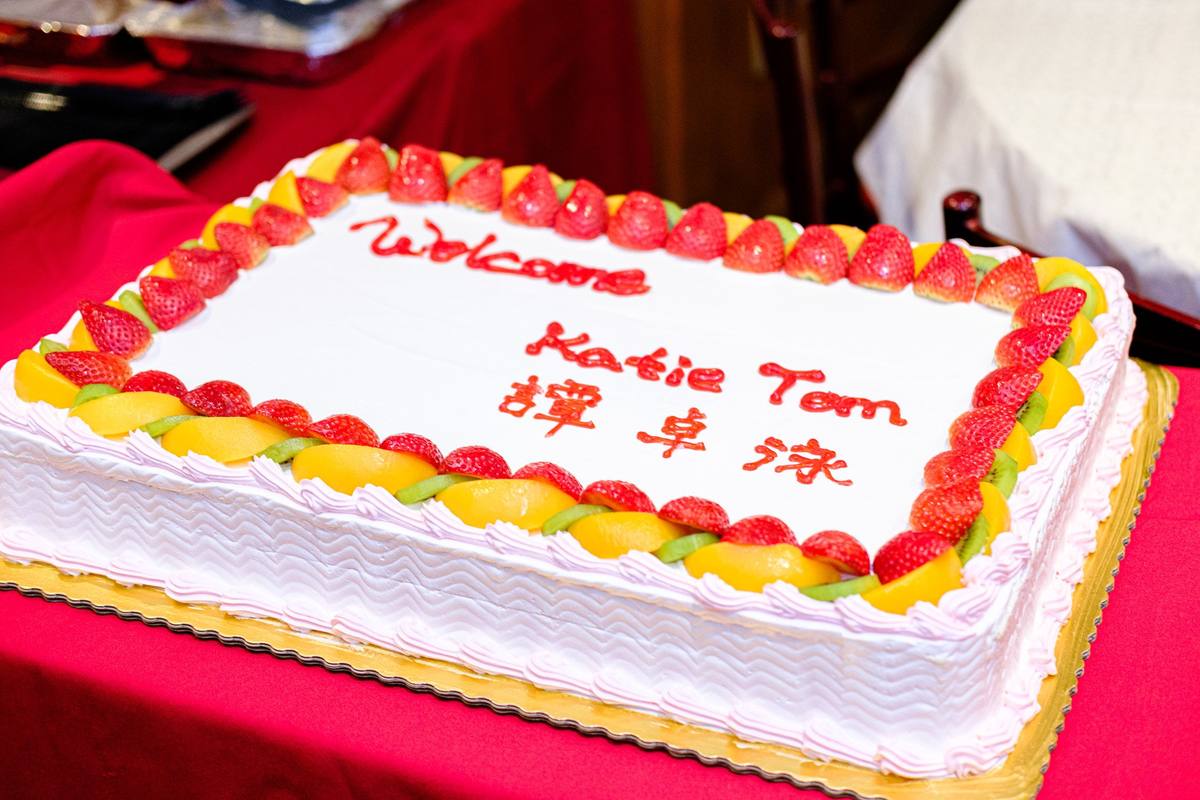 Celebration cake piped with a welcome message in English and Chinese