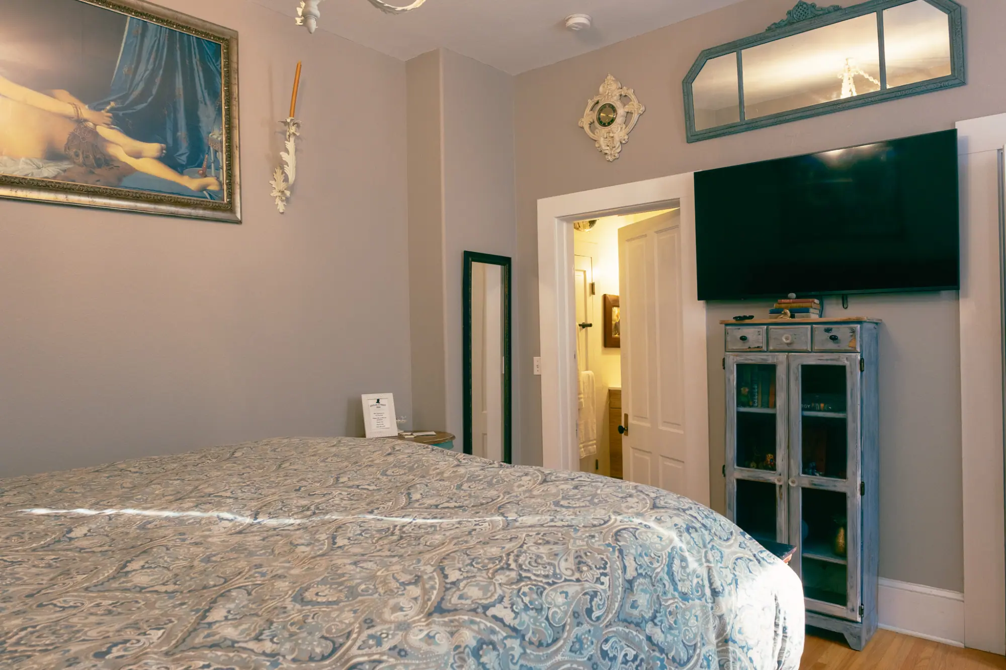 Broad Street Inn guest room with a patterned bedspread