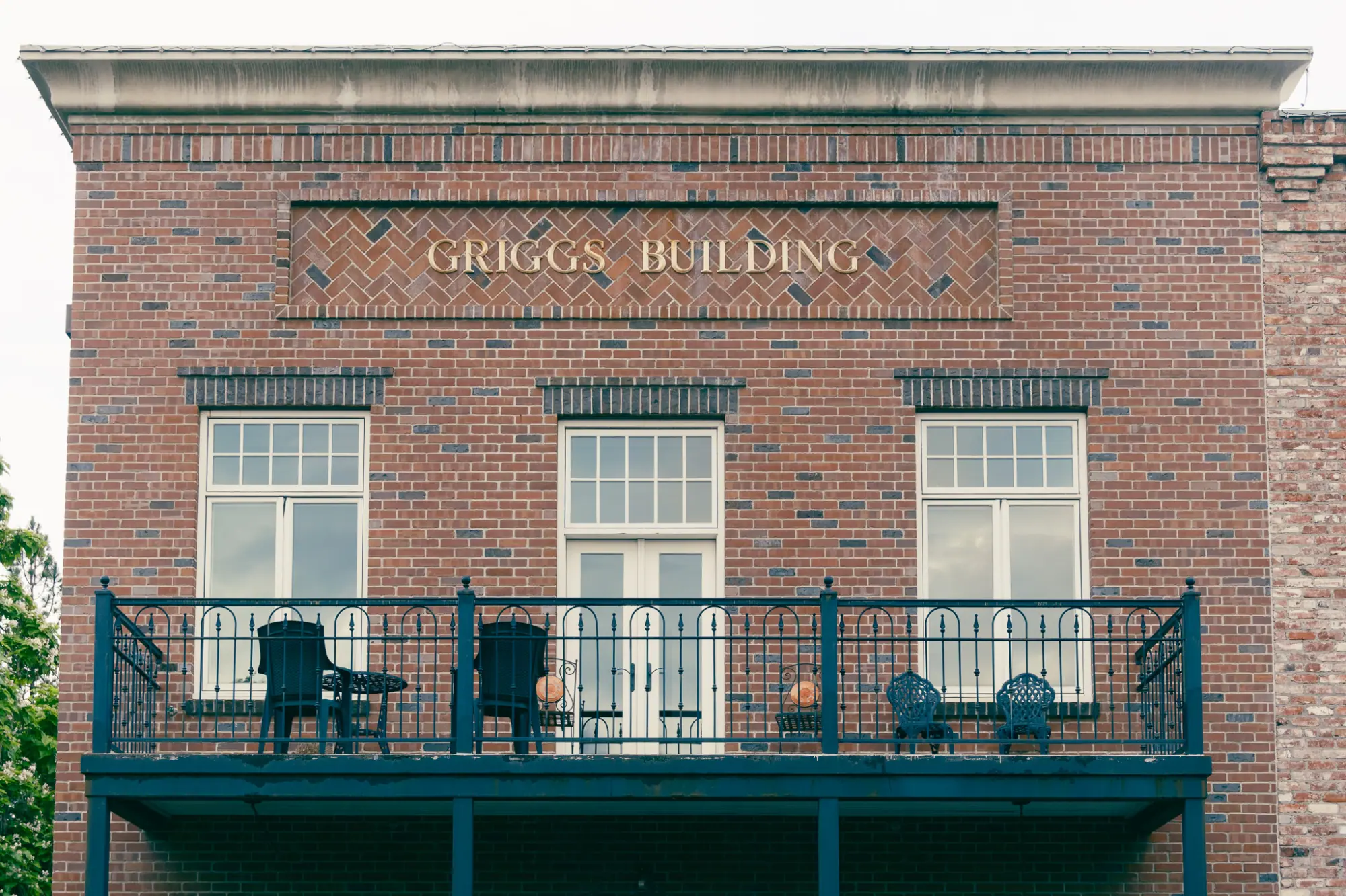 A brick building with a balcony