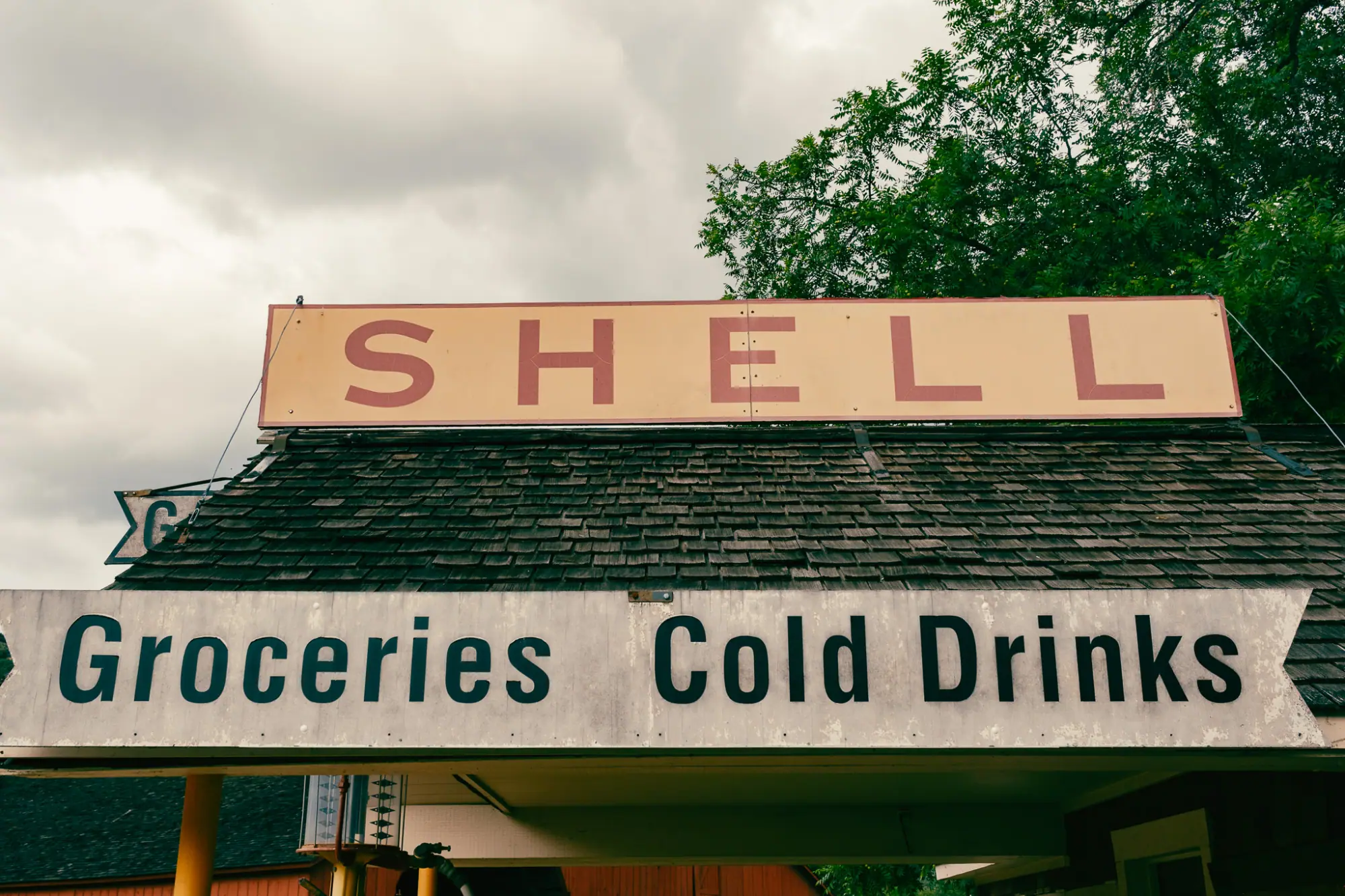 Shell sign over Groceries and Cold Drinks