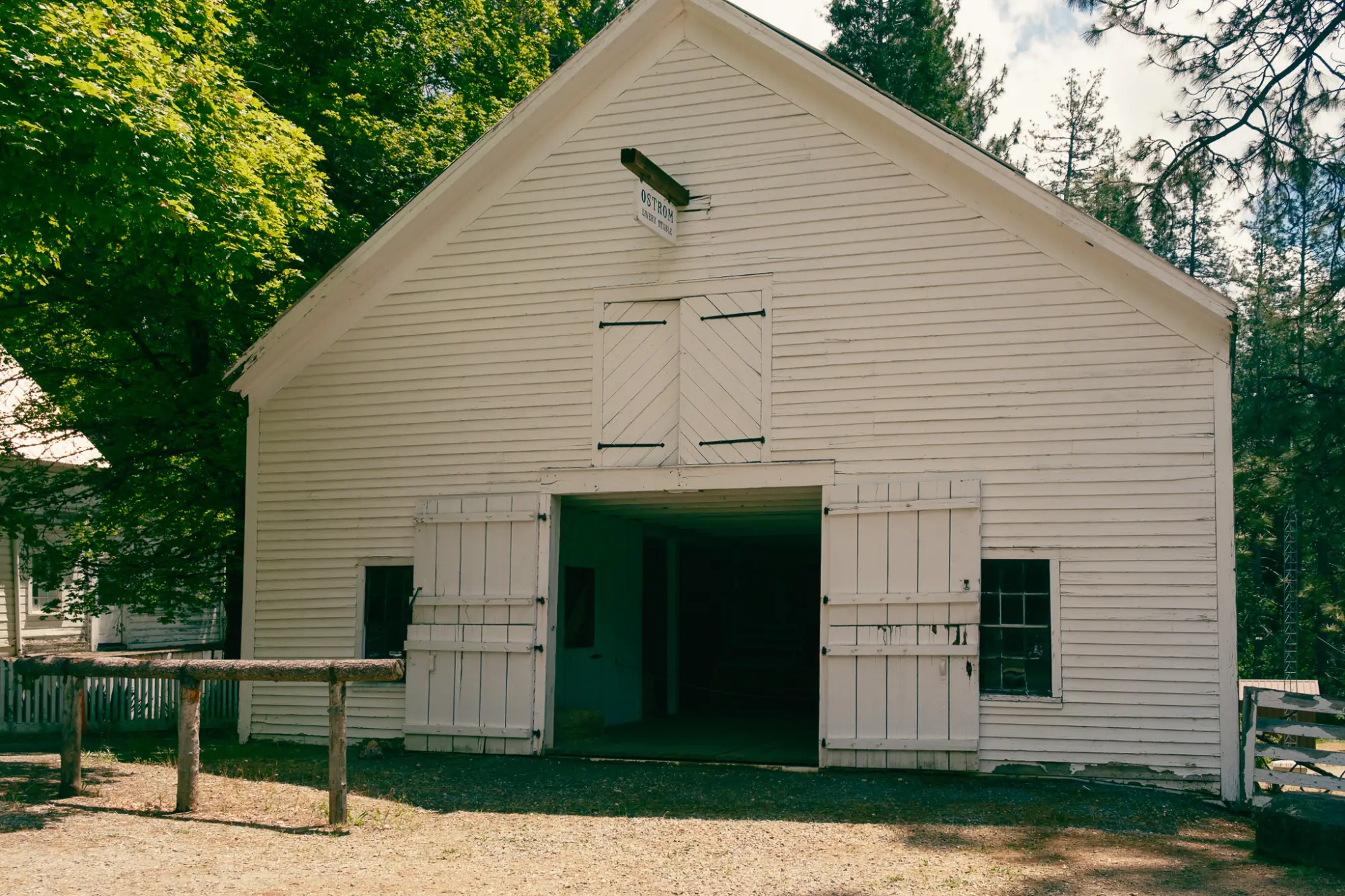 A white barn in North Bloomfield