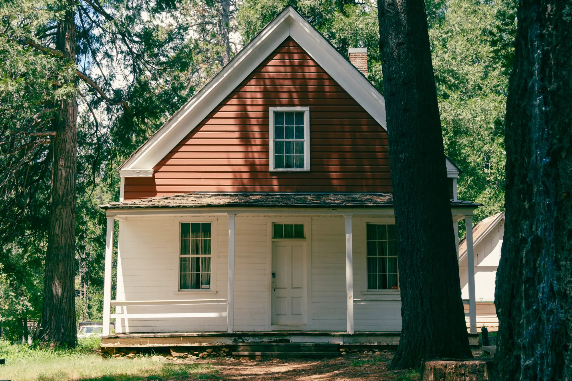 A red and white house in North Bloomfield