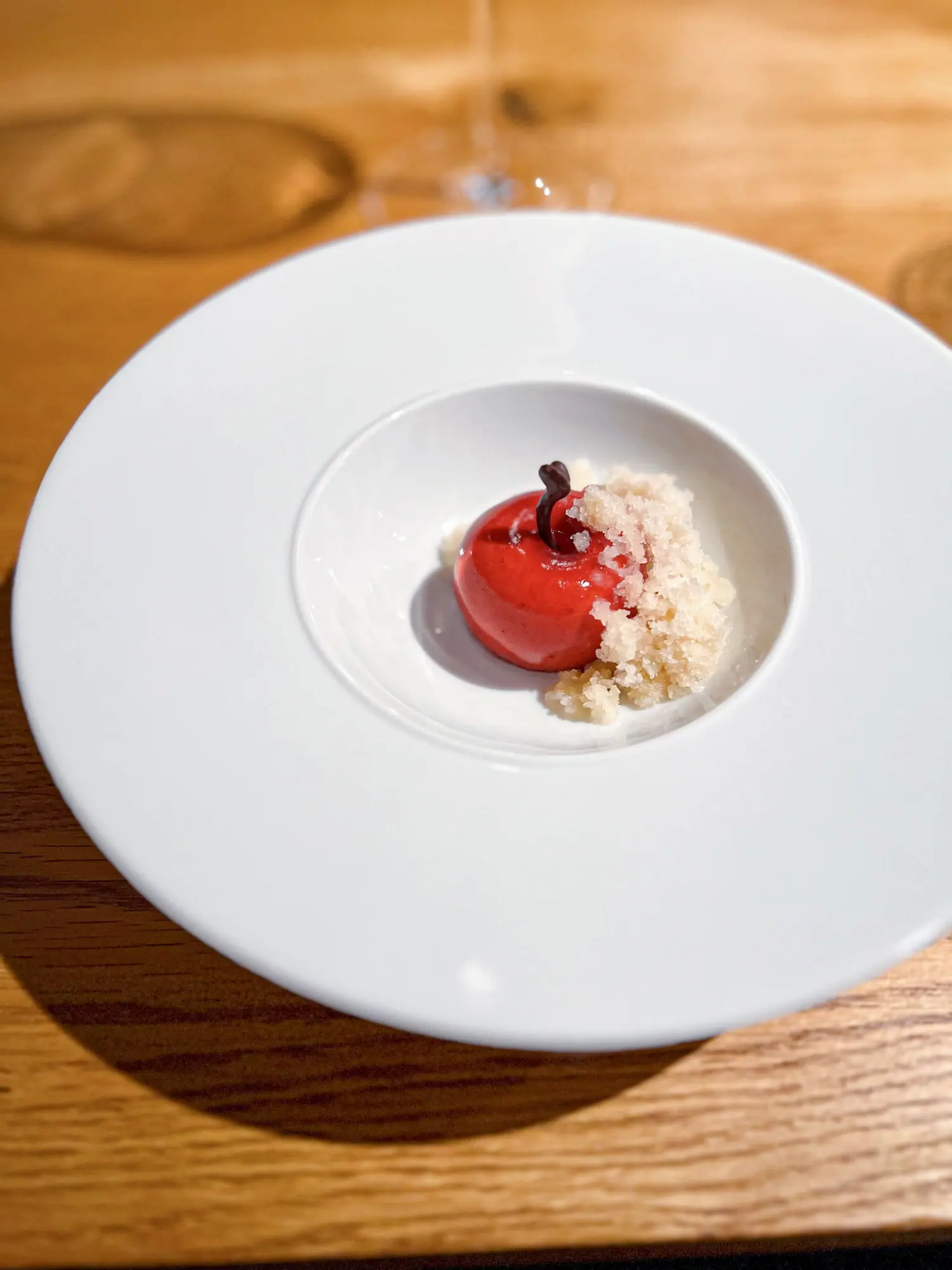 Autumn in New York, Winter in Modena A cherry that isn’t a cherry. A dessert that feels like two cities, two seasons, and a whisper of nostalgia. Sweet, sharp, and quietly emotional — the turning point between courses and moods.