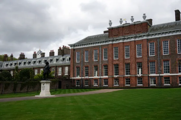 Palace facade with William III statue