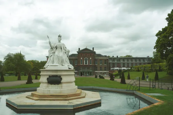 White marble Victoria statue with the palace behind
