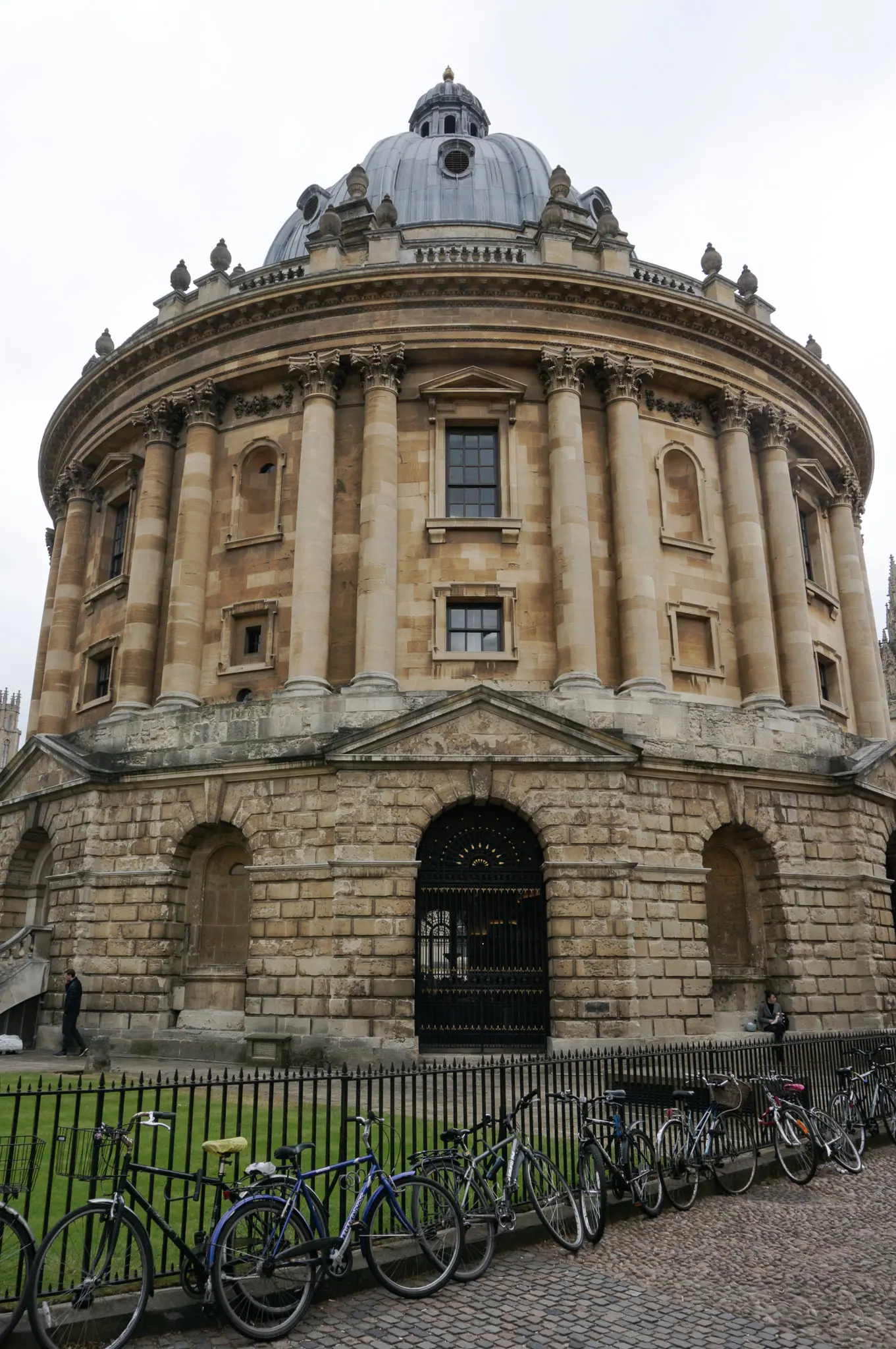 Radcliffe Camera with bikes at the railings