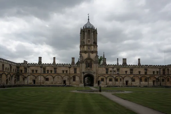 Tom Tower centred across lawn