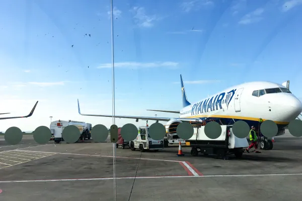 Ryanair 737 through terminal glass