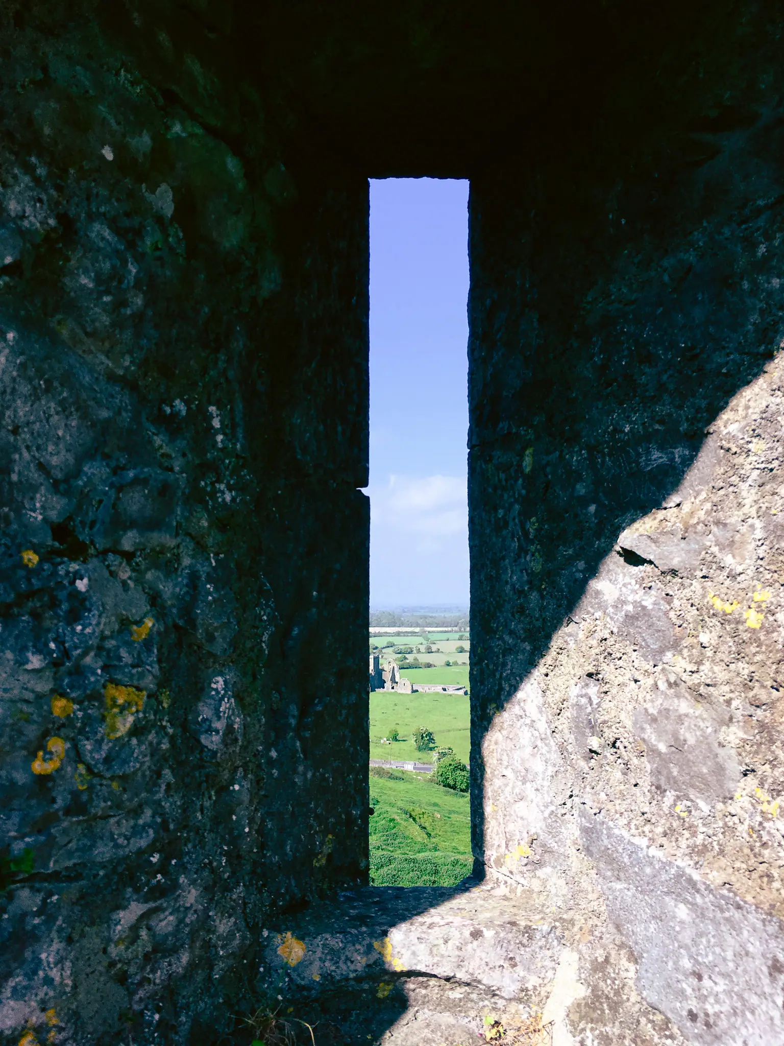 Arrow-slit window framing fields