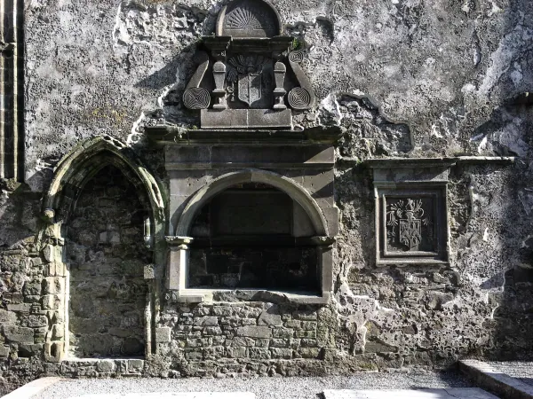 Carved tomb niche and crest
