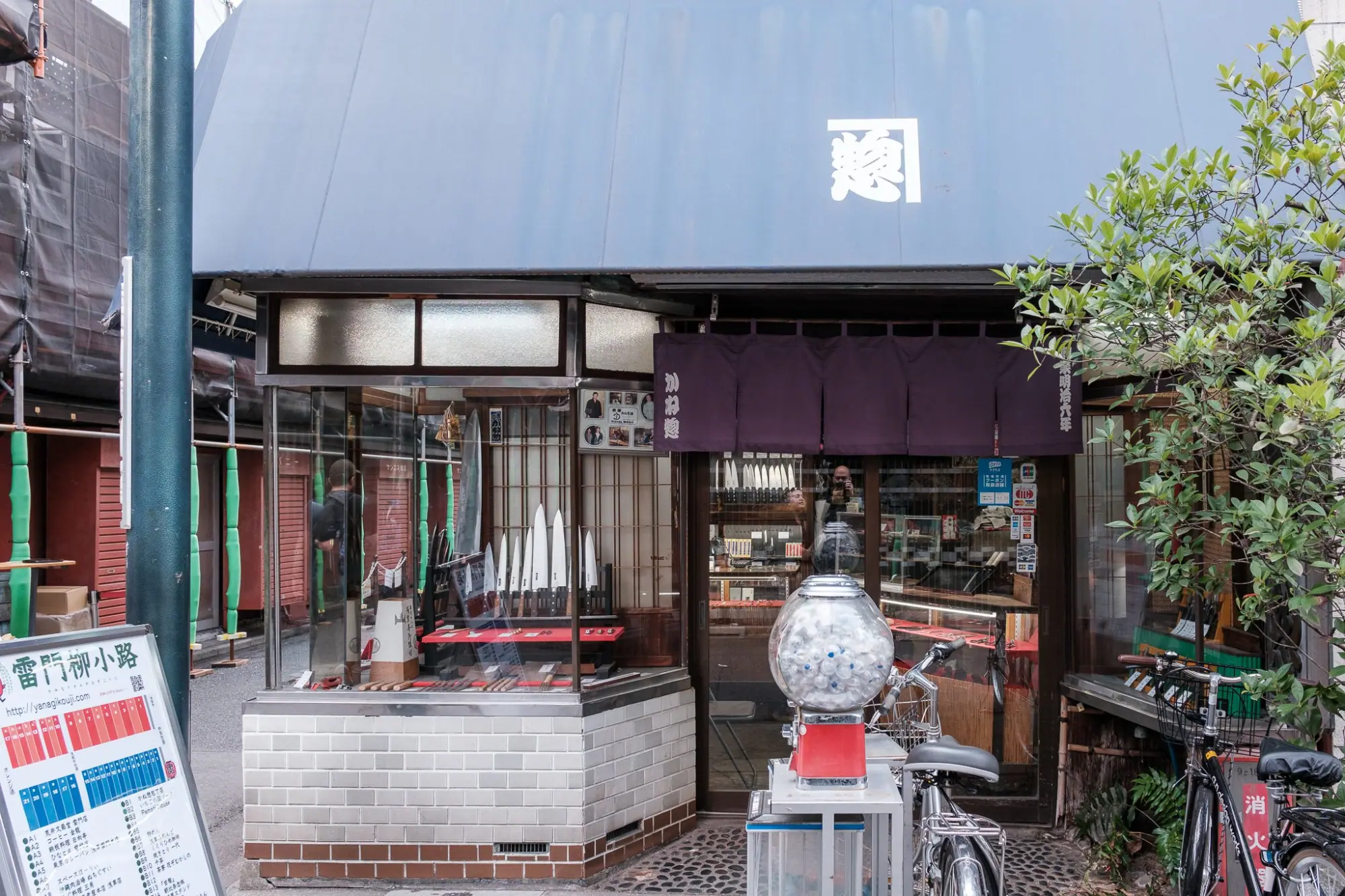 Photo from Nakamise-dori Street – Souvenirs and Sashimi Knives, Tokyo, Japan